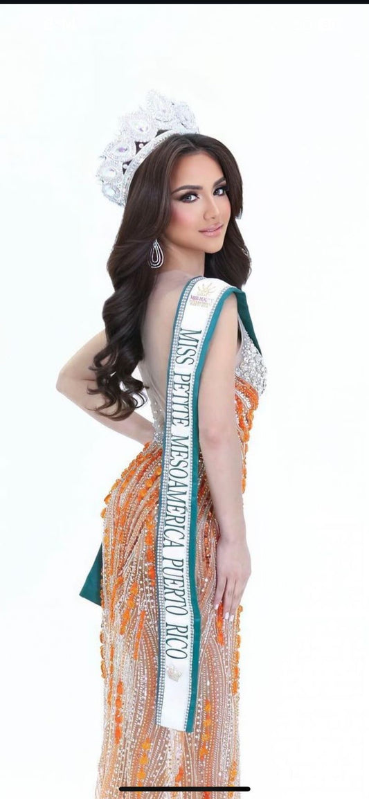 Vestido de Noche de Competencia – Diseño de Junior Quero | Usado en Miss Petite Mesoamérica Puerto Rico